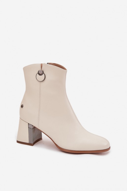 Isolierte Stiefeletten aus natürlichem Leder mit Absätzen in Sandfarbe