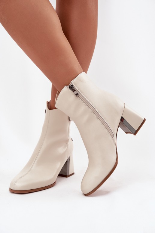 Isolierte Stiefeletten aus natürlichem Leder mit Absätzen in Sandfarbe