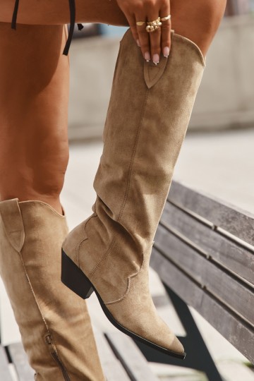Wärmende lange Cowboy-Stiefel mit Absatz aus Kunstveloursleder in Sandfarbe Jovianne 2