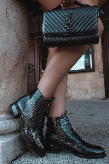 Lackeffekt-Stiefeletten mit Prägung isoliert in schwarzer Farbe Vinceza 58659 2