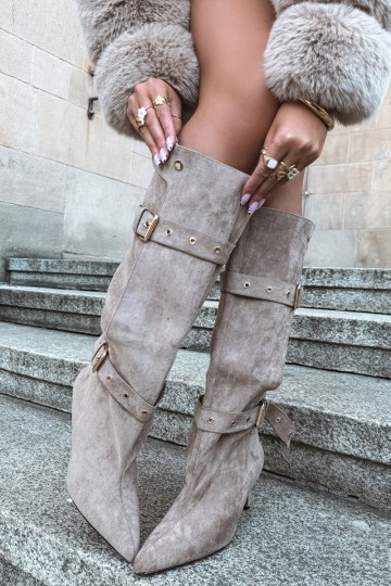 Schlüpfschuh-Stiefel bis zum Knie mit dünnen Absätzen, Riemen und Schnallen in sandfarbener Farbe Isabeau 2
