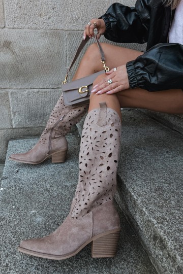 Ausschnitt kniehohe Cowboy-Stiefel mit Absatz in Sand Salirae