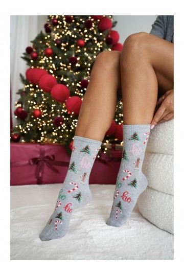 Graue Damensocken mit Weihnachtsbäumen Ho Ho Ho