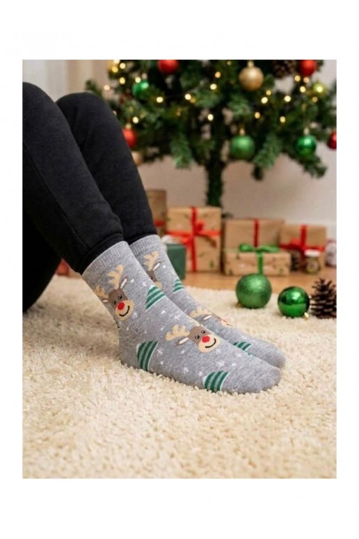 Graue Kindersocken mit lächelnden Rentieren und Weihnachtsbäumen