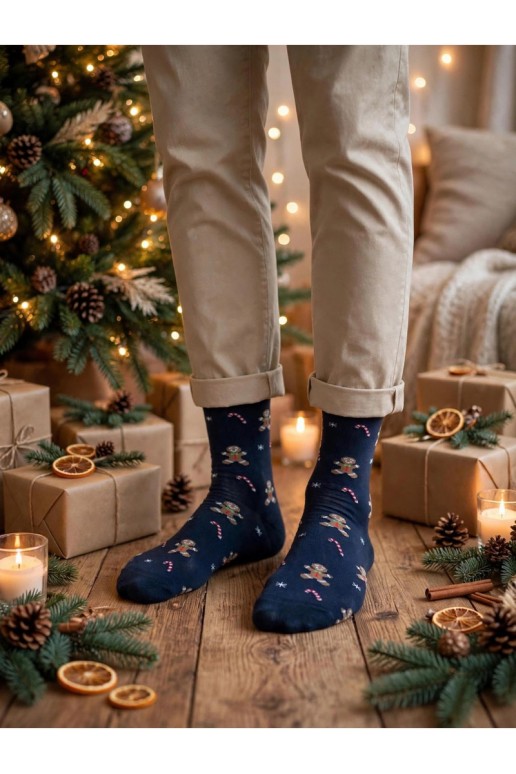 Herrenstrümpfe mit Weihnachtszuckerstangen und Keksen in Dunkelblau