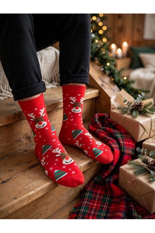 Herrenstrümpfe mit lächelnden Rentieren und Weihnachtsbäumen in Rot