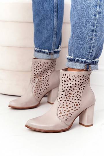 mit durchbrochenen Elementen aus Naturleder Stiefeletten mit Absatz Exquisite 1219 Cappuccino-Farbe Exquisite - 1 2