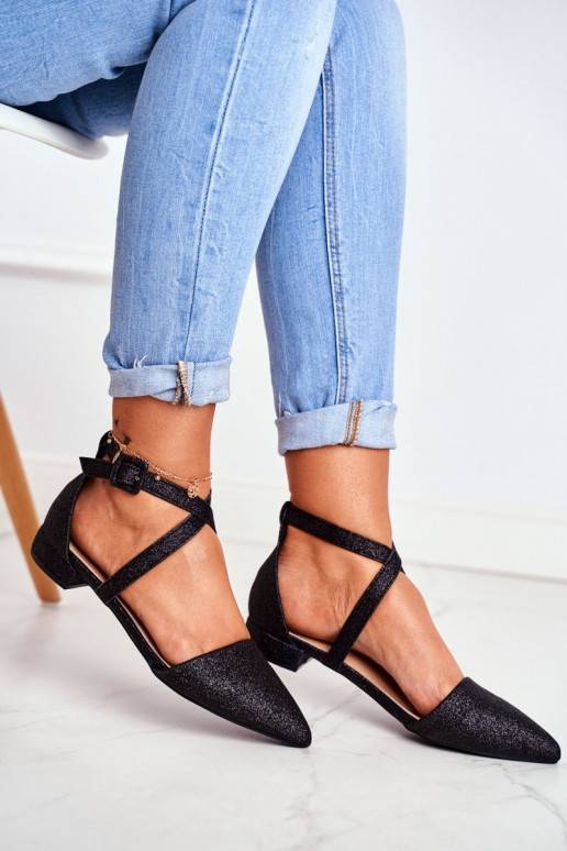 Glänzende Ballerinas mit spitzen Nasen Glänzende Ballerinas mit spitzen Nasen