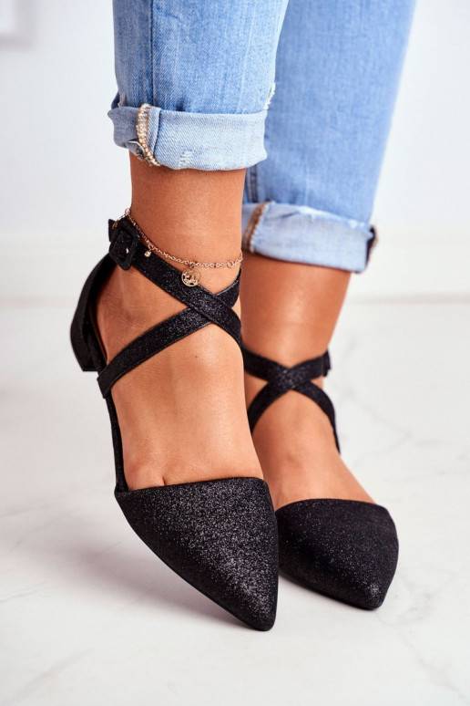 Glänzende Ballerinas mit spitzen Nasen Glänzende Ballerinas mit spitzen Nasen