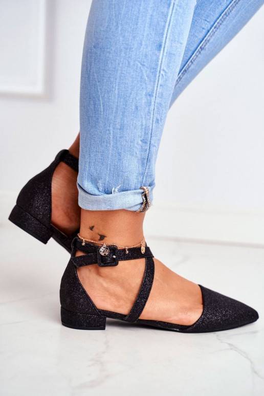 Glänzende Ballerinas mit spitzen Nasen Glänzende Ballerinas mit spitzen Nasen