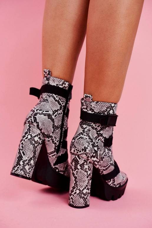 Stiefel mit hohen Absätzen aus... Stiefel mit hohen Absätzen aus...