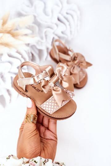 Sandalen für Kinder mit Bändern in Goldfarbe 2
