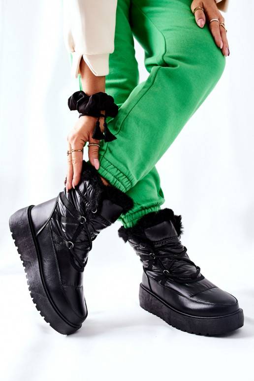 Warme Schneestiefel aus schwarzem... Warme Schneestiefel aus schwarzem...