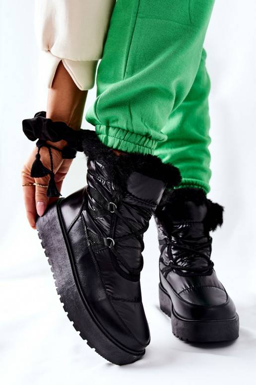 Warme Schneestiefel aus schwarzem... Warme Schneestiefel aus schwarzem...