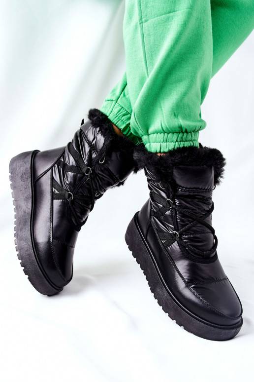 Warme Schneestiefel aus schwarzem... Warme Schneestiefel aus schwarzem...