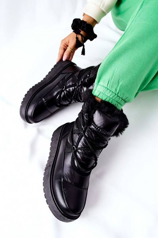 Warme Schneestiefel aus schwarzem... Warme Schneestiefel aus schwarzem...