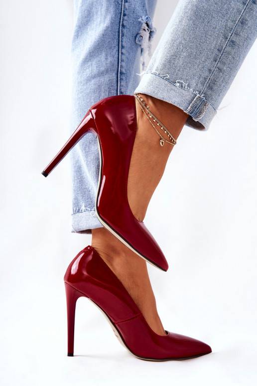 Hochhackige Schuhe mit spitzen Zehen... Hochhackige Schuhe mit spitzen Zehen...