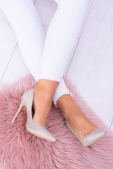 Glänzende Schuhe mit hohen Absätzen in Goldfarbe