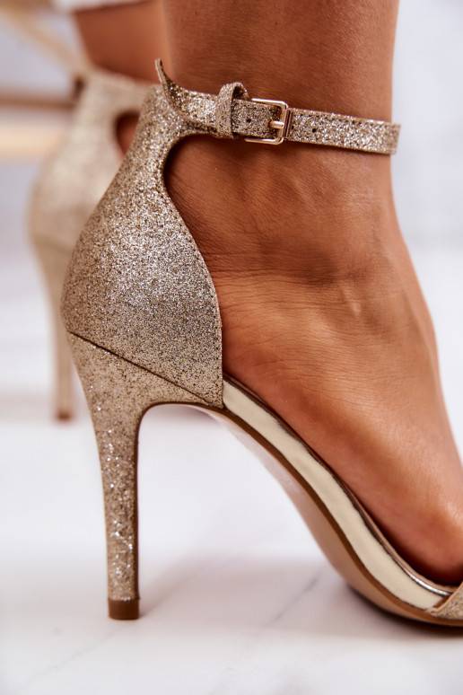 Damensandalen mit dünnem Absatz und... Damensandalen mit dünnem Absatz und...