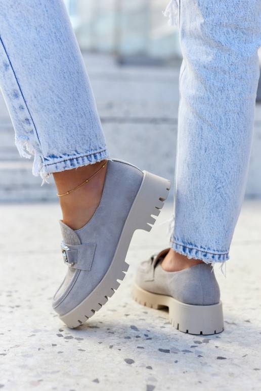 Modische Schuhe aus Wildleder in Grau...