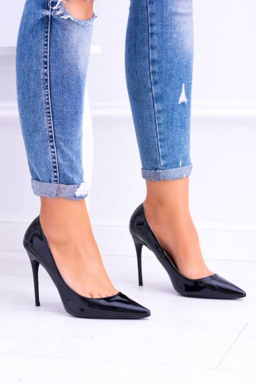 Hochhackige Schuhe mit spitzen Zehen... Hochhackige Schuhe mit spitzen Zehen...