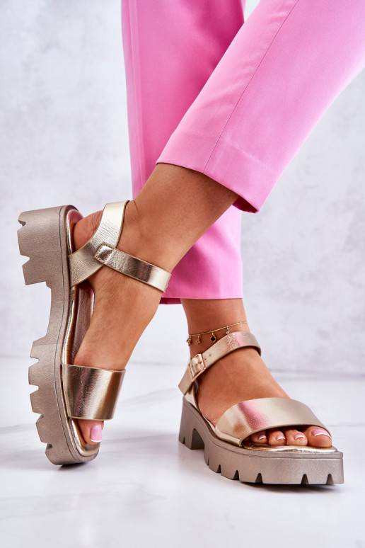 Damensandalen mit Absatz in goldener... Damensandalen mit Absatz in goldener...