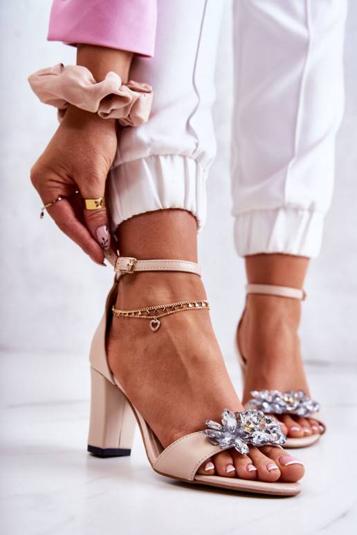 Sandalen mit Absatz und Ornamenten... Sandalen mit Absatz und Ornamenten...