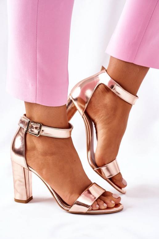 Klassisches Modell Damensandalen mit Absätzen Laura Messi Champagnerfarbe