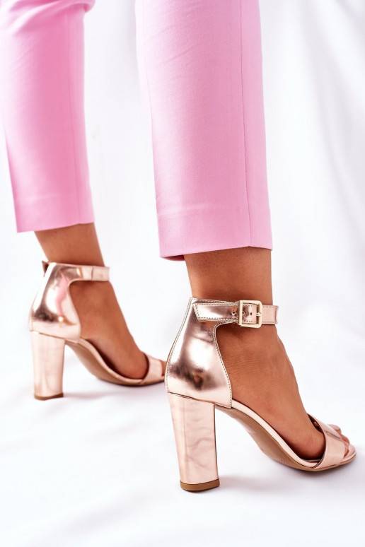 Klassisches Modell Damensandalen mit Absätzen Laura Messi Champagnerfarbe