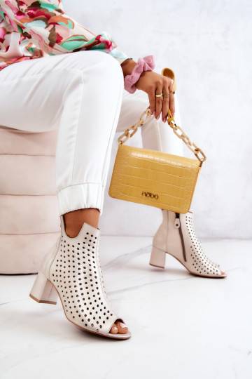 Durchbrochene beige Stiefel