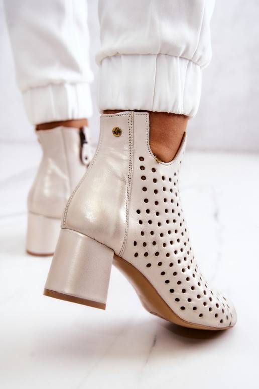 Durchbrochene beige Stiefel Durchbrochene beige Stiefel