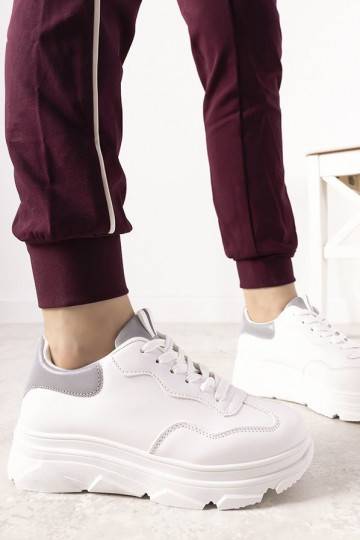 Weiße Sportschuhe