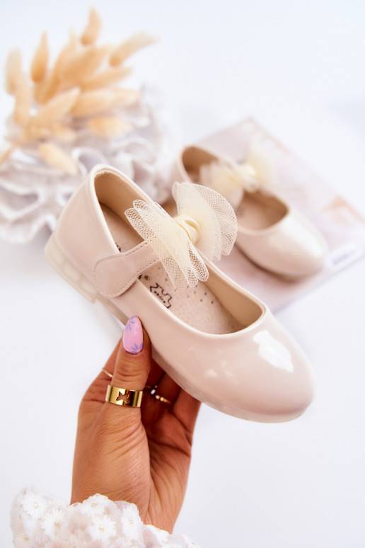 Lackierte Ballerinas für Kinder mit Klebeverschlüssen in Elfenbein Carla
