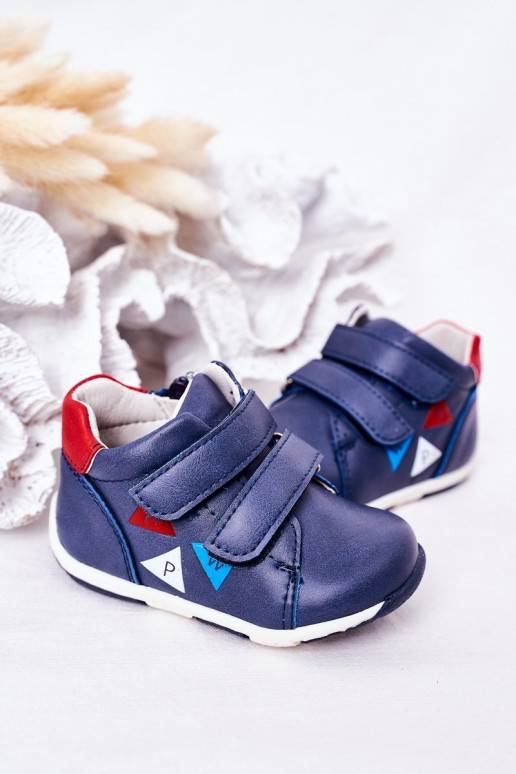 Kinderschuhe mit Klebeverschlüssen in... Kinderschuhe mit Klebeverschlüssen in...