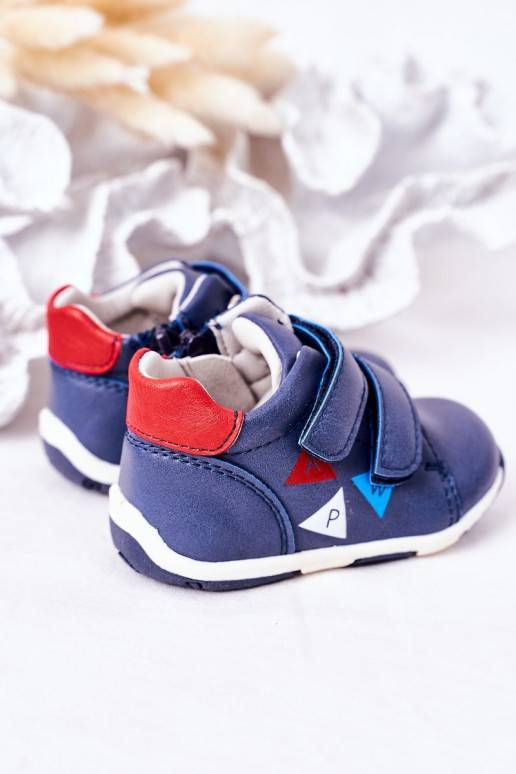 Kinderschuhe mit Klebeverschlüssen in... Kinderschuhe mit Klebeverschlüssen in...