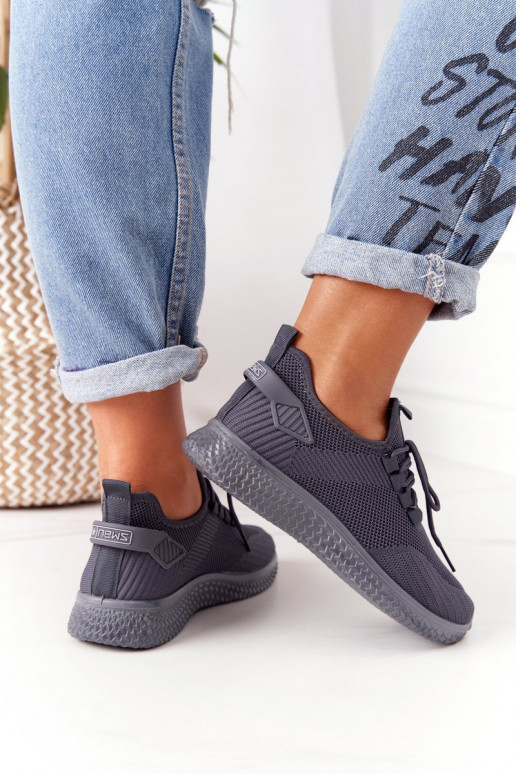 Sportliche Schuhe in grauer Farbe von... Sportliche Schuhe in grauer Farbe von...
