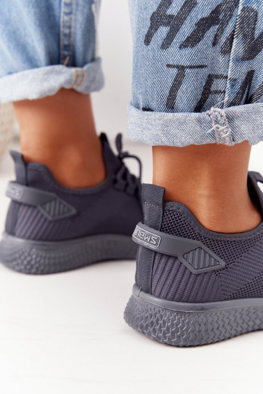 Sportliche Schuhe in grauer Farbe von... Sportliche Schuhe in grauer Farbe von...
