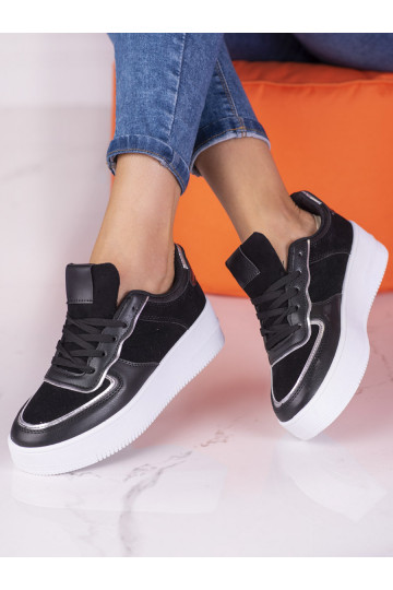Damenschuhe mit hoher Plateausohle in Schwarz mit Schnürsenkeln von Shelovet