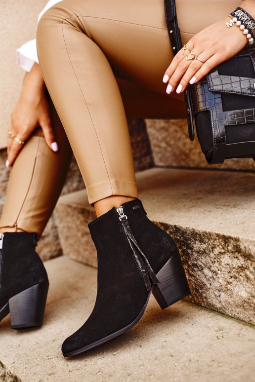 Schwarze Stiefel mit hohen Absätzen...