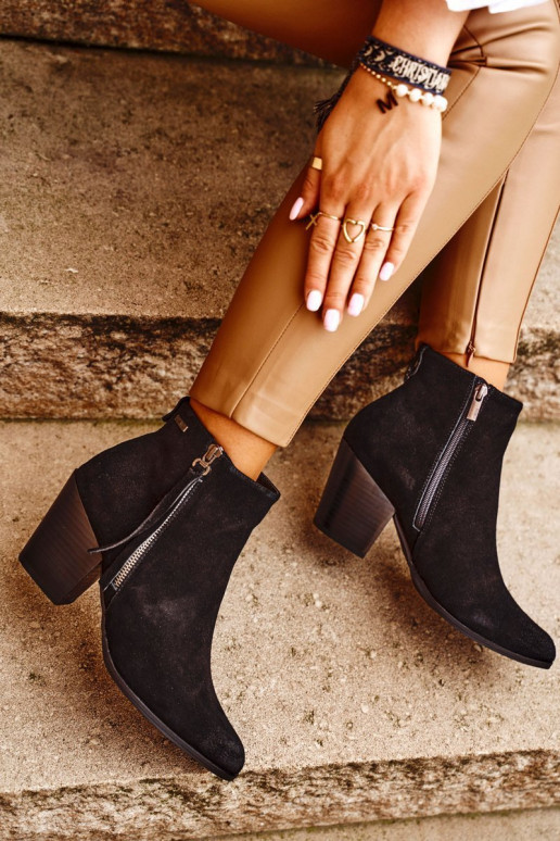 Schwarze Stiefel mit hohen Absätzen...