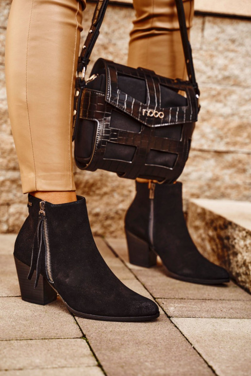 Schwarze Stiefel mit hohen Absätzen...