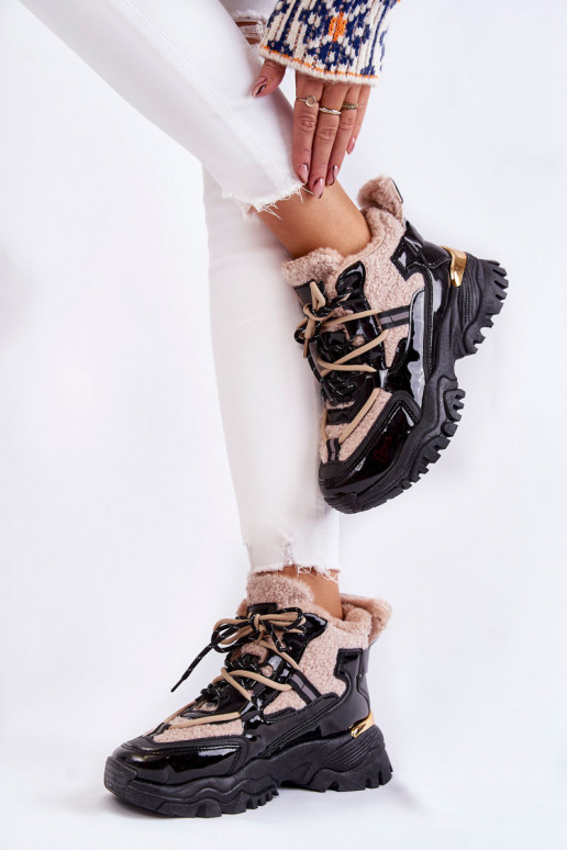 Schwarze und beige warme Sportschuhe...