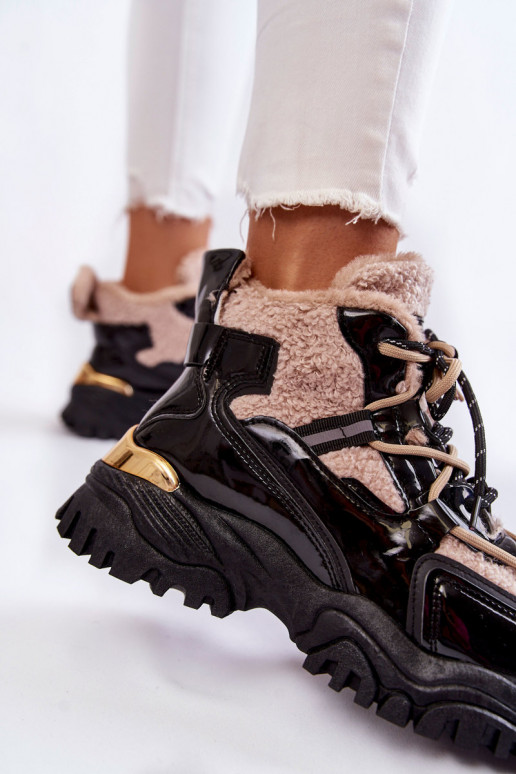 Schwarze und beige warme Sportschuhe...