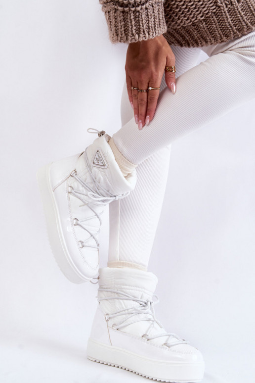 Schneestiefel mit Schnürsenkeln in... Schneestiefel mit Schnürsenkeln in...