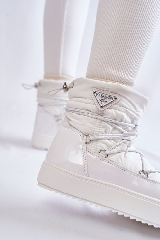 Schneestiefel mit Schnürsenkeln in... Schneestiefel mit Schnürsenkeln in...