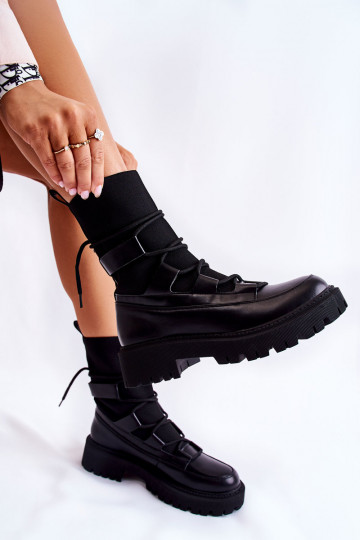 Schwarze, massive Stiefel...