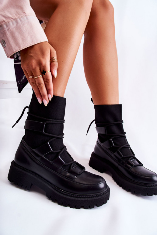 Schwarze, massive Stiefel mit... Schwarze, massive Stiefel mit...
