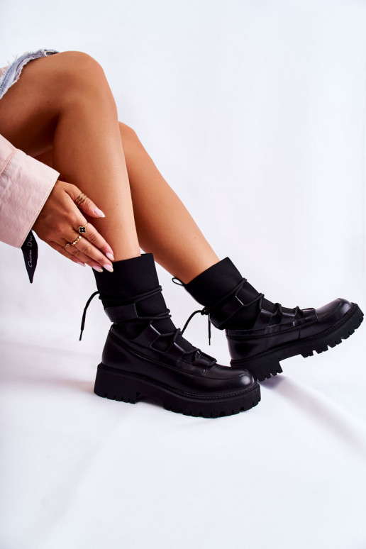 Schwarze, massive Stiefel mit... Schwarze, massive Stiefel mit...