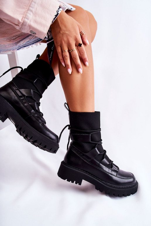Schwarze, massive Stiefel mit... Schwarze, massive Stiefel mit...