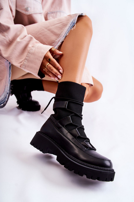 Schwarze, massive Stiefel mit... Schwarze, massive Stiefel mit...